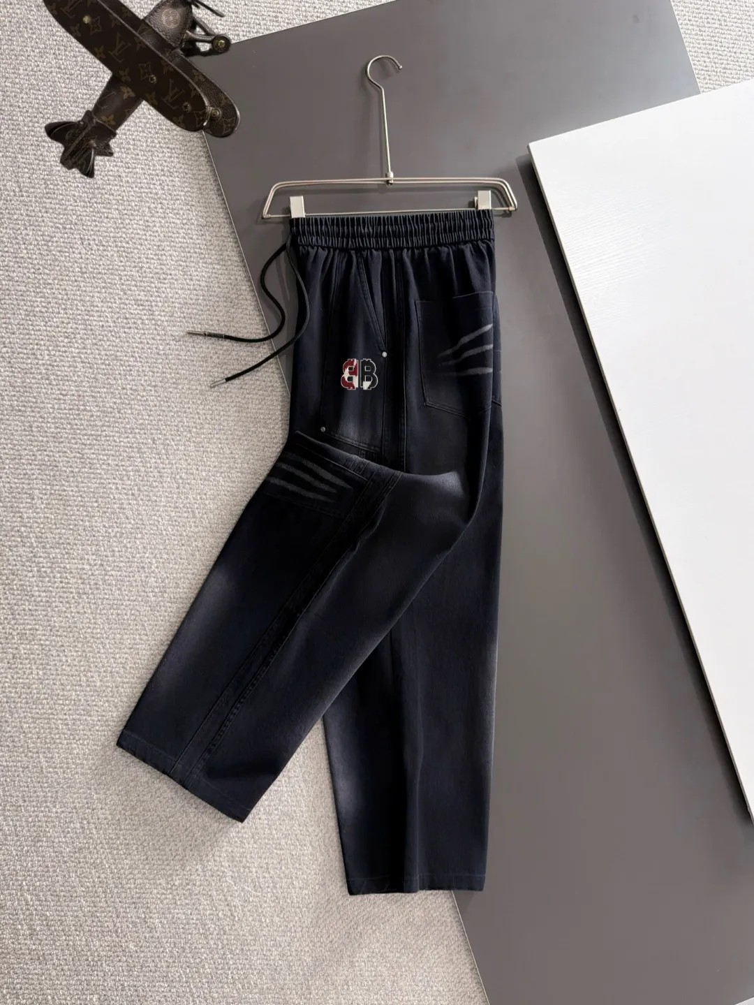Next day shipment P195 Balenciaga High Quality 2026 Autumn and Winter New Arrival elastic band casual pants, counter-customized fabrics, Breathable, high comfort, impeccable details, brand element design concept, reflecting high quality. It feels delicate and soft! It presents a casual cut and the upper body shape is great! Sizes:S-3XL
